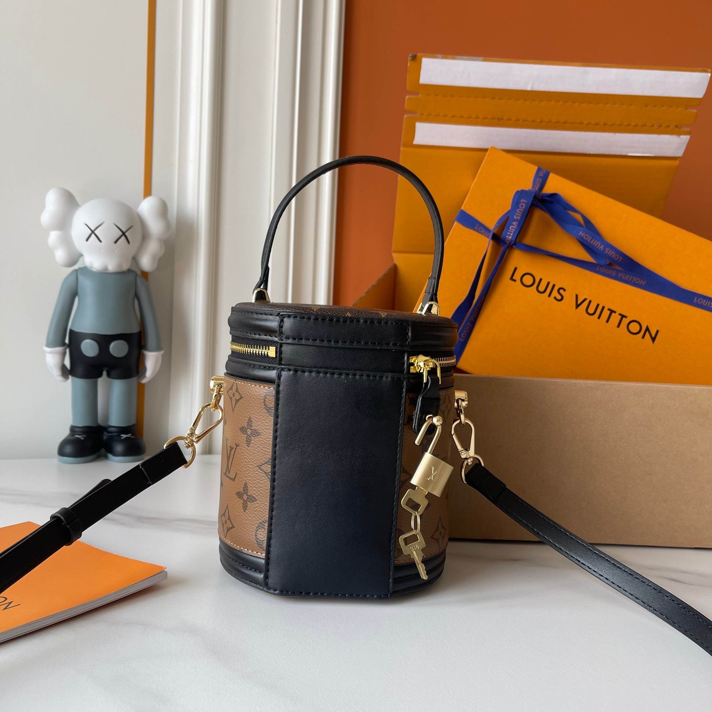 Semi-rigid handbag