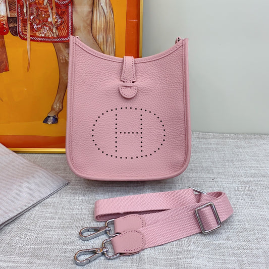 Hermès Evelyne Bag with Classic Hollow H Logo, Crafted from Top-Grain Cowhide Leather