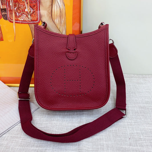 Hermès Evelyne Bag with Classic Hollow H Logo, Crafted from Top-Grain Cowhide Leather