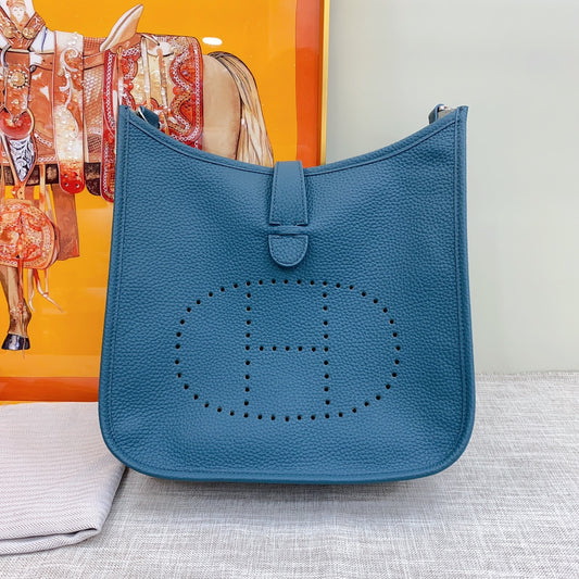 Hermès Evelyne Bag with Classic Hollow H Logo, Crafted from Top-Grain Cowhide Leather, Minimalist & Timeless Design