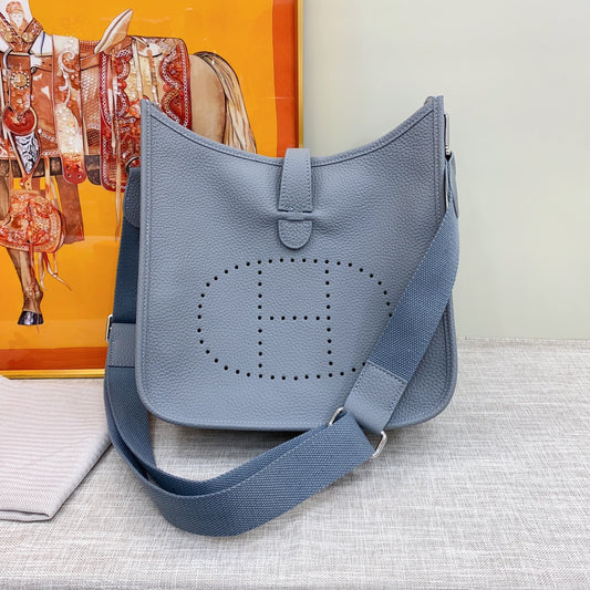 Hermès Evelyne Bag with Classic Hollow H Logo, Crafted from Top-Grain Cowhide Leather