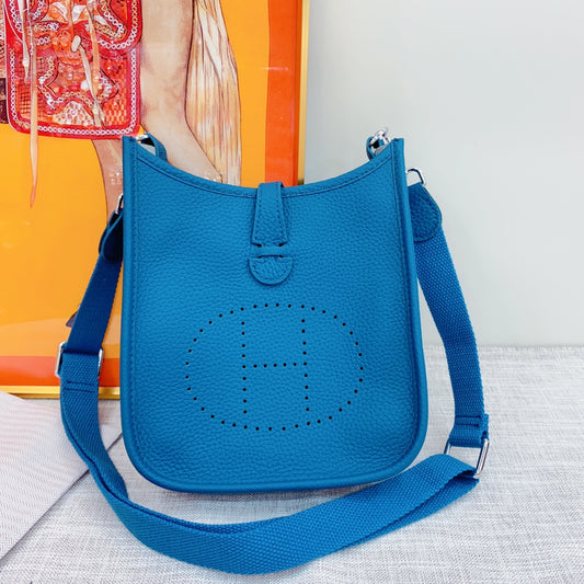 Hermès Evelyne Bag with Classic Hollow H Logo, Crafted from Top-Grain Cowhide Leather, Minimalist and Timeless Design